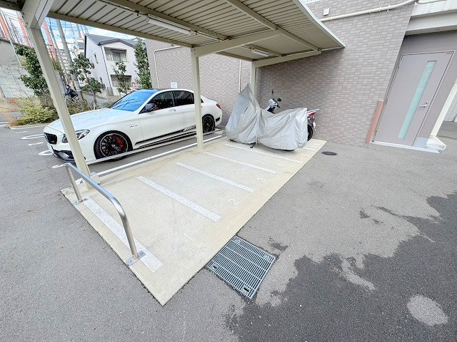 サムティ上新庄レジデンスの駐車場