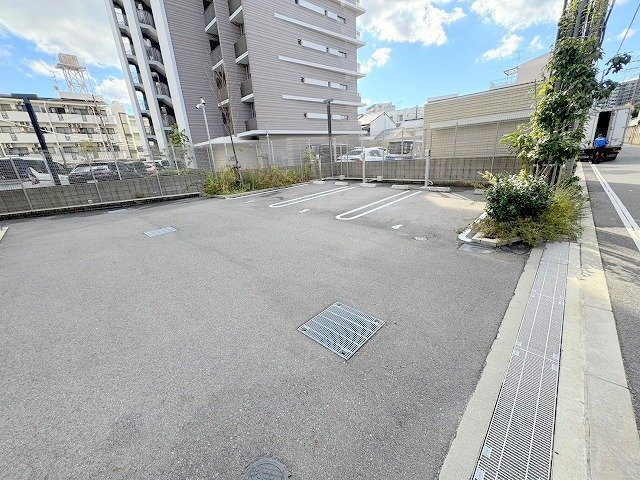 サムティ上新庄レジデンスの駐車場