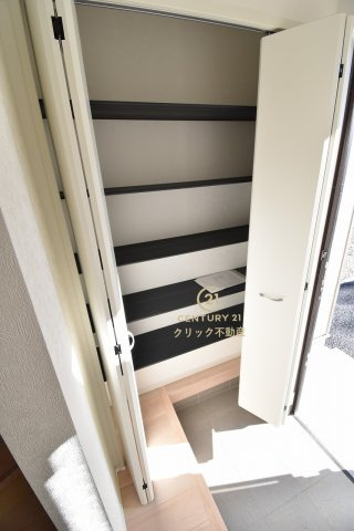Cradlegarden　 ひたちなか市相金町　第1　4の玄関|たっぷり入る玄関収納です！扉の中は可動棚ですので、用途に合わせて高さを自由に変えることができます。