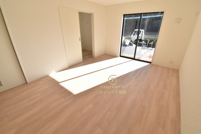 Cradlegarden　 ひたちなか市相金町　第1　4の居間・リビング|日差しあふれる明るいLDKです。インテリアショップで見掛けた「あの家具」も映えるかも！お気に入りの空間が寛ぎの時間を生み出します。