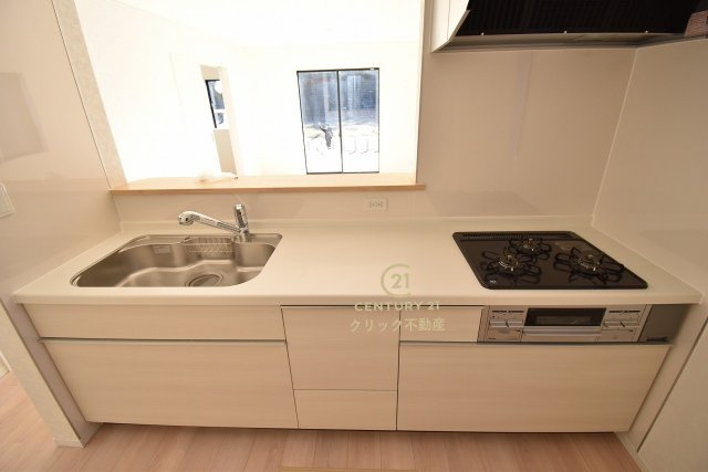 Cradlegarden　 ひたちなか市相金町　第1　4のキッチン|対面式システムキッチンは料理中や後片づけの間も会話が楽しめ、家族に一体感が生まれます。十分な広さのキッチンなら、家族での分担作業もはかどりそう！