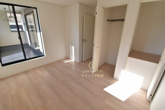 Cradlegarden　 ひたちなか市相金町　第1　4の洋室|フローリングなので重い家具も置けます。カーテンと家具を揃えるなどして、お好みのインテリアを楽しむことができます。収納スペースは全室に配備しております。