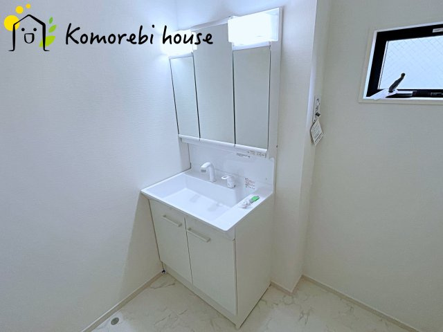 さいたま市大宮区上小町　1期　新築一戸建て　クラフトピット　03の独立洗面台|独立洗面台、小物を置くことができて便利です