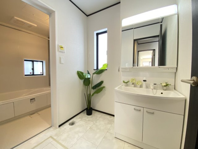 【独立洗面台】 | 那覇市具志（全7棟）D号棟 | D号棟　三面鏡付き洗髪洗面化粧台♪