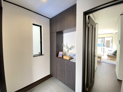 【玄関】 | 那覇市具志（全7棟）D号棟 | D号棟　十分な収納付き玄関♪