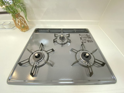 【キッチン】 | 那覇市具志（全7棟）D号棟 | D号棟　三口コンロ♪