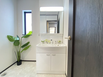 【独立洗面台】 | 那覇市具志（全7棟）D号棟 | D号棟　三面鏡付き洗髪洗面化粧台♪
