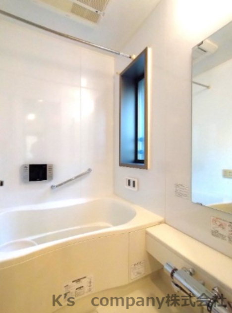 ◎藤沢市片瀬海岸　グランシティ湘南海岸マリナージュスクエア　の浴室|浴室スペース◇窓があり換気がしやすく、防カビにも有効です♪