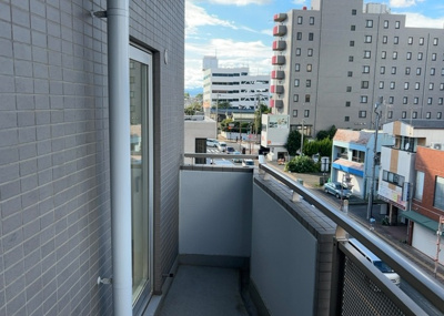 【バルコニー】 | エクセルⅡ上溝 | 南向きで日当たり良好なバルコニーです。面積10.50平米のゆとりある空間で、洗濯物や布団もしっかり乾きます。4階部分につき通風も良好で、爽やかな風を感じながら快適に過ごせるスペースです。