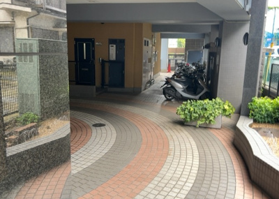 【その他共用部分】 | エクセルⅡ上溝 | 共有部分は、住民なら誰もが使える設備のこと。例えば駐車場やエレベーター、インターネット設備、セキュリティ設備などがあります。他にも、マンションの廊下・外部階段やエントランス・ゴミ置き場などがあります。