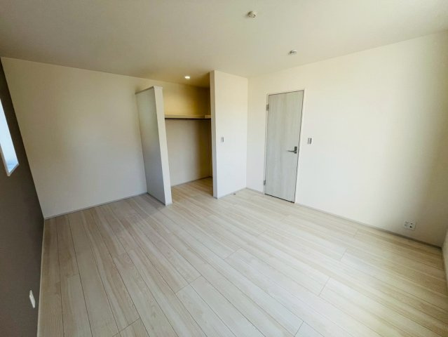 【Livele Garden】　下都賀郡野木町若林　第２　全1邸の洋室|〇2階　洋室　8.5帖〇
ウォークインクローゼット付きで大切なお洋服もしっかり収納できます♪
2026年2月撮影