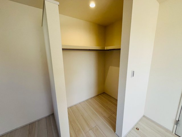 【Livele Garden】　下都賀郡野木町若林　第２　全1邸の収納|〇ウォークインクローゼット〇
パイプや枕棚で空間を立体的に使います。衣類の種類や使用頻度に合わせて、整頓できます。
2026年2月撮影