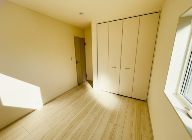 【Livele Garden】　下都賀郡野木町若林　第２　全1邸の洋室|〇2階　洋室　5.2帖〇
各居室に収納がございますので最大限お部屋を広く使うことができます♪
2026年2月撮影