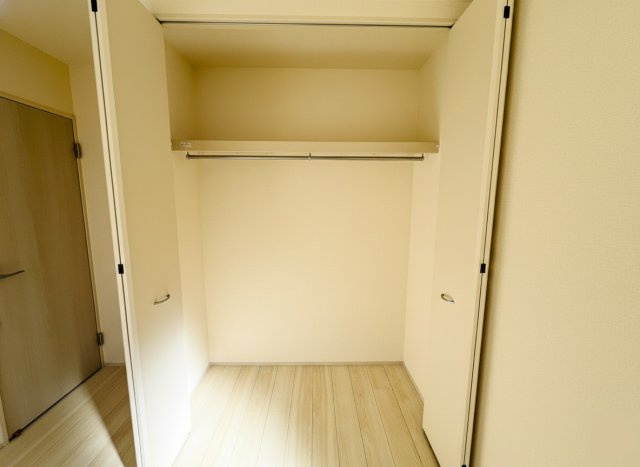 【Livele Garden】　下都賀郡野木町若林　第２　全1邸の収納|〇クローゼット〇
クローゼットにはパイプハンガーが付いているので、お子様でも上手に収納することができます♪
2026年2月撮影