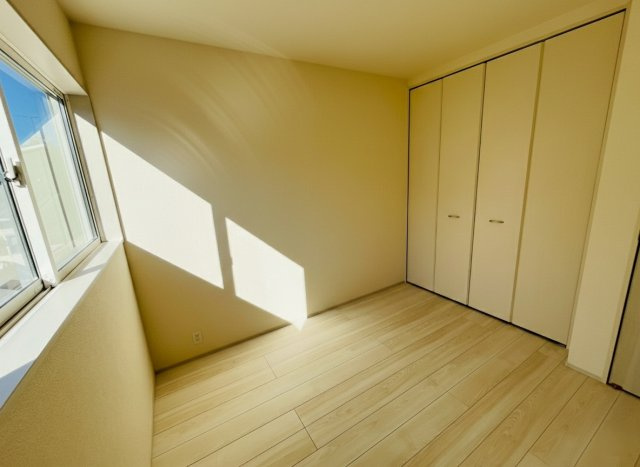 【Livele Garden】　下都賀郡野木町若林　第２　全1邸の洋室|〇2階　洋室　4.7帖〇
各居室収納付き！窓から明るい日差しが差し込みます♪
2026年2月撮影