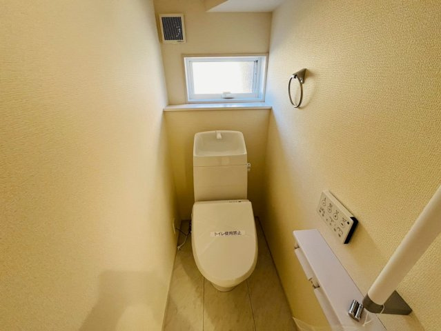 【Livele Garden】　下都賀郡野木町若林　第２　全1邸のトイレ|〇トイレ〇
デットスペースをうまく活用した1Fトイレ。うれしい手すり＆タオル掛け付き♪
2026年2月撮影