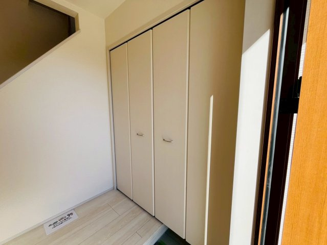 【Livele Garden】　下都賀郡野木町若林　第２　全1邸の玄関|〇玄関〇
お家の顔にもなる明るい玄関。シューズクロークにご家族分の靴をしまうことができるので、いつでもスッキリ綺麗な玄関を保てます♪
2026年2月撮影