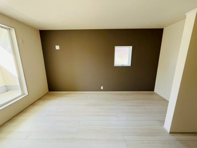 【Livele Garden】　下都賀郡野木町若林　第２　全1邸の洋室|〇2階　洋室　8.5帖〇
アクセントクロスがお洒落な主寝室。大きなベッドを置いてもゆとりのある広さです（＾＾）
2026年2月撮影