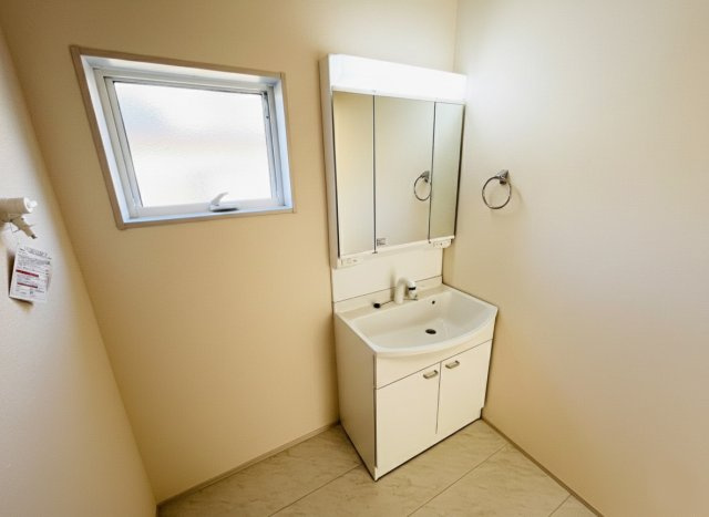 【Livele Garden】　下都賀郡野木町若林　第２　全1邸の独立洗面台|〇洗面化粧台〇
三面鏡の洗面化粧台！お出かけ前のチェックにも大活躍！
2026年2月撮影