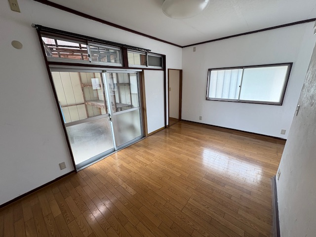 藤岡市上戸塚　中古540の居間・リビング|落ち着いた色調の洋室です