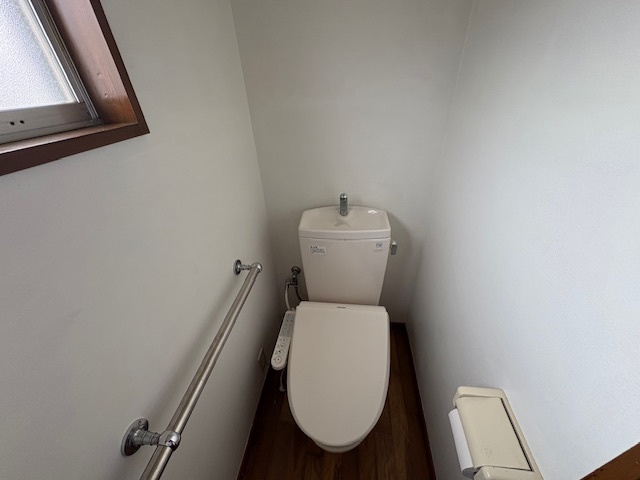 藤岡市上戸塚　中古540のトイレ|落ち着いた色調のトイレです