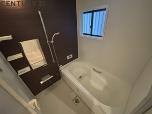 窓付きの広々としたお風呂です！