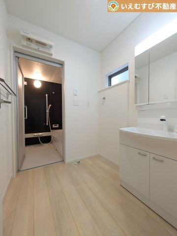 Cradle garden　鴻巣市筑波第5の独立洗面台|ゆとりの広さの洗面室
洗濯機を置いても余裕のある広さ！家事をするにも身支度するにも便利な広さですね！