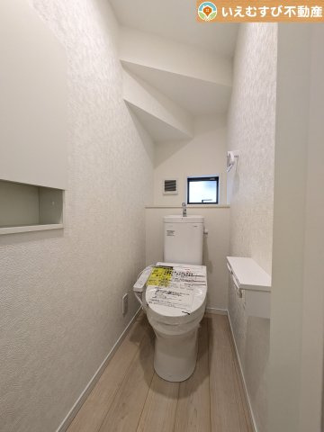 Cradle garden　鴻巣市筑波第5のトイレ|シンプルで清潔感のあるトイレ
窓付きで明るく、お掃除しやすいシンプルな空間♪