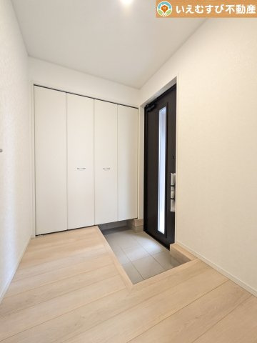 Cradle garden　鴻巣市筑波第5の玄関|玄関がいつも片づくシューズクローゼット
たっぷり入る収納設備で玄関がすっきり綺麗に過ごせると快適ですよね♪