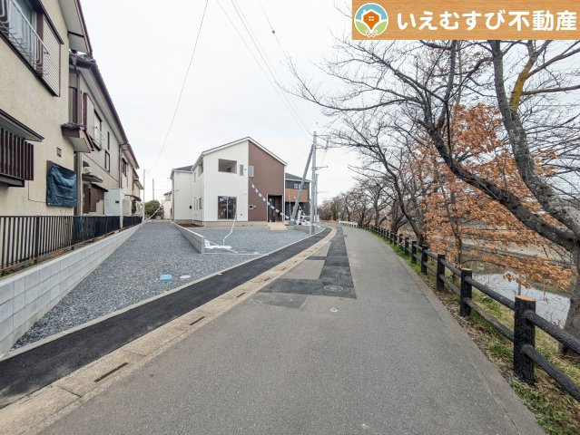 Cradle garden　鴻巣市筑波第5の前面道路含む現地写真|充分な広さの前面道路
間口が広くお車の出し入れも問題なく行えるスペースが確保されています♪