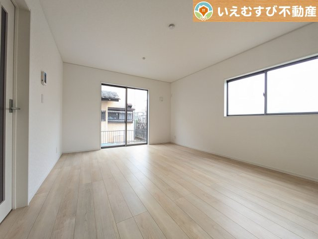 Cradle garden　鴻巣市筑波第5の居間・リビング|開放感と家族との距離感にこだわったＬＤＫ
採光たっぷりのリビングで休日には家族みんなでくつろげそうですね♪