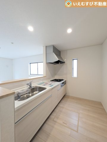 Cradle garden　鴻巣市筑波第5のキッチン|対面キッチンでリビングを見渡せる
お子様の遊んでいる様子や宿題をしている様子など見守りながらお料理が作れますね♪