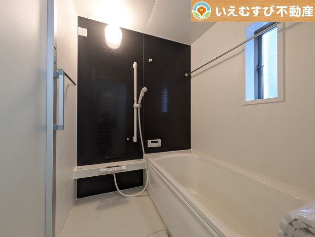 Cradle garden　鴻巣市筑波第5の浴室|モダンな配色の落ち着いた浴室
ダークトーンの壁面がアクセントになっておしゃれ！窓付きで空気の入れ替えも出来ます！