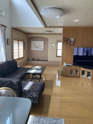 【居間・リビング】 | 文苑1丁目売家 | キッチンも含め23帖のゆとりのリビング。大勢のお客様もＯＫ♪家族みんなの居心地の良い場所になりそうですね♪