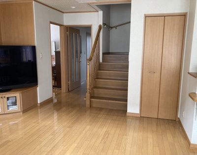 【居間・リビング】 | 【商談中】文苑1丁目34-13売家 | リビングの階段スペースもゆとりがあるので生活動線もバッチリ☆