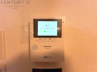 訪問者が来たときにテレビ画面で確認できるため、安心してドアを開けられます。録画機能があるものもあり、留守中に来訪者を記録しておくことができます。利便性が高く、セキュリティ面でも安心です