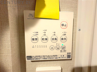 常に新鮮な空気を室内に供給し、室内の換気を効果的に行います。湿気やニオイ等を排出し、健康な環境を維持。快適な室内温度と湿度を調整し、エネルギー効率も向上。居住空間の快適性と健康面の改善が期待できます。