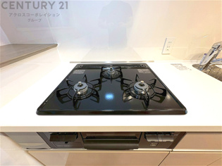 多数の調理器具を同時に使用でき、料理の効率化が可能。省エネで節約になり、様々な料理スタイルに適応できます。また、火力調整が独立しており、手入れや掃除もしやすく、今よりもっとお料理が楽しくなるかも。