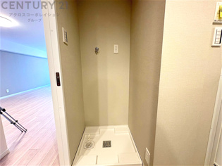 洗濯物の仕分け作業がしやすく、整理整頓が容易になります。洗濯音や湿気を他の部屋に持ち込まず、生活環境を快適に保ちます。上部を活用すれば収納スペースを確保でき洗剤や洗濯用品の整理もしやすくなります。