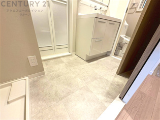 衣服の収納や脱ぎ着や整理整頓がしやすく、湿った衣類を乾燥させるスペースがありカビや臭いの発生を防ぎます。床の汚れを他の部屋に持ち込まず清潔を保つことができます。また快適な入浴環境の整備にも役立ちます。