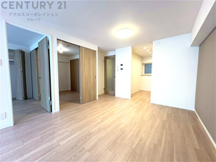 リビングダイニングは家族や友人とのコミュニケーションを楽しむ場所でくつろぎながら食事や会話を楽しめ、多目的に利用できリラックスできる空間です。家庭内の中心として機能し、快適な生活をサポートします。