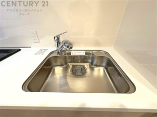 大きなシンクでお鍋などの大きな調理器具を洗う際にも便利です。