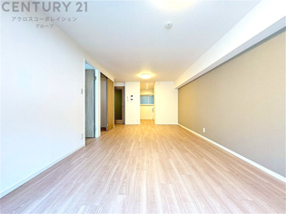 リビングダイニングは家族や友人とのコミュニケーションを楽しむ場所でくつろぎながら食事や会話を楽しめ、多目的に利用できリラックスできる空間です。家庭内の中心として機能し、快適な生活をサポートします。