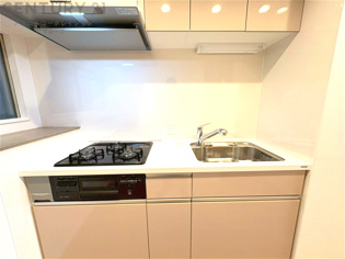 壁付けシステムキッチンはスペースの最大限の有効活用が可能で、動線がスムーズになり調理や準備が快適で効率的に行えます。収納スペースや吊り戸棚が設けられ、調理器具や食器類をスマートに収納できます。