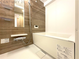 ユニットバスは省スペースでありながら、シンプルな設計と使いやすさを備え、簡便なメンテナンスが可能です。またミラー・小物置き場もあり便利です。