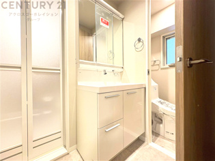 化粧品や洗顔料、歯ブラシなどの必需品をまとめて置ける収納スペースがあり、使用するたびに取り出す手間が省けます。また、水回りのため、濡れても大丈夫な素材が使用されており、お手入れが簡単です。