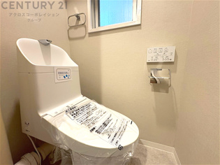 温水洗浄便座付トイレは温水洗浄機能により、暖かい水でおしりを洗浄することができ、冷たい水を使う従来の便座に比べ、温水洗浄機能で暖かいトイレを提供し、快適な使用を可能にします。