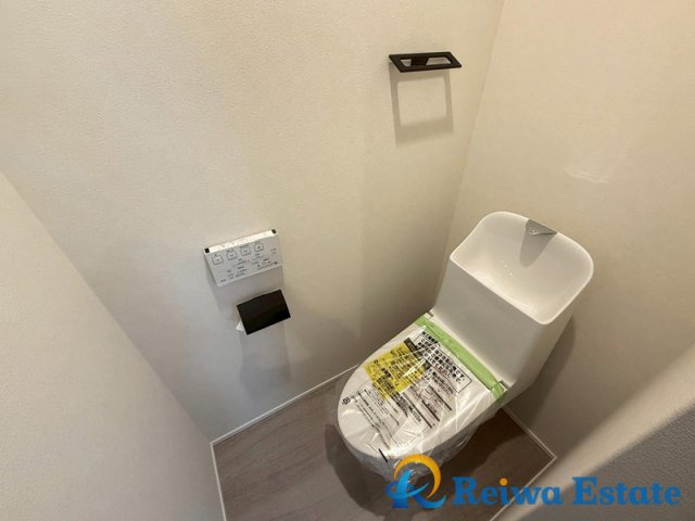 新築戸建　高座郡寒川町小谷3丁目のトイレ|換気ができる小窓付きのトイレ。ウォシュレットで快適に利用できます♪