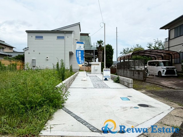新築戸建　高座郡寒川町小谷3丁目の外観|来客時に安心のカースペース3台あり※車種による
お子様の自転車やバイクの置場を確保できます♪