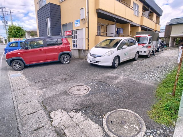 ロワールヨシダの駐車場